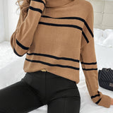 Teodora – Sweter z Wysokim Kołnierzem w Paski