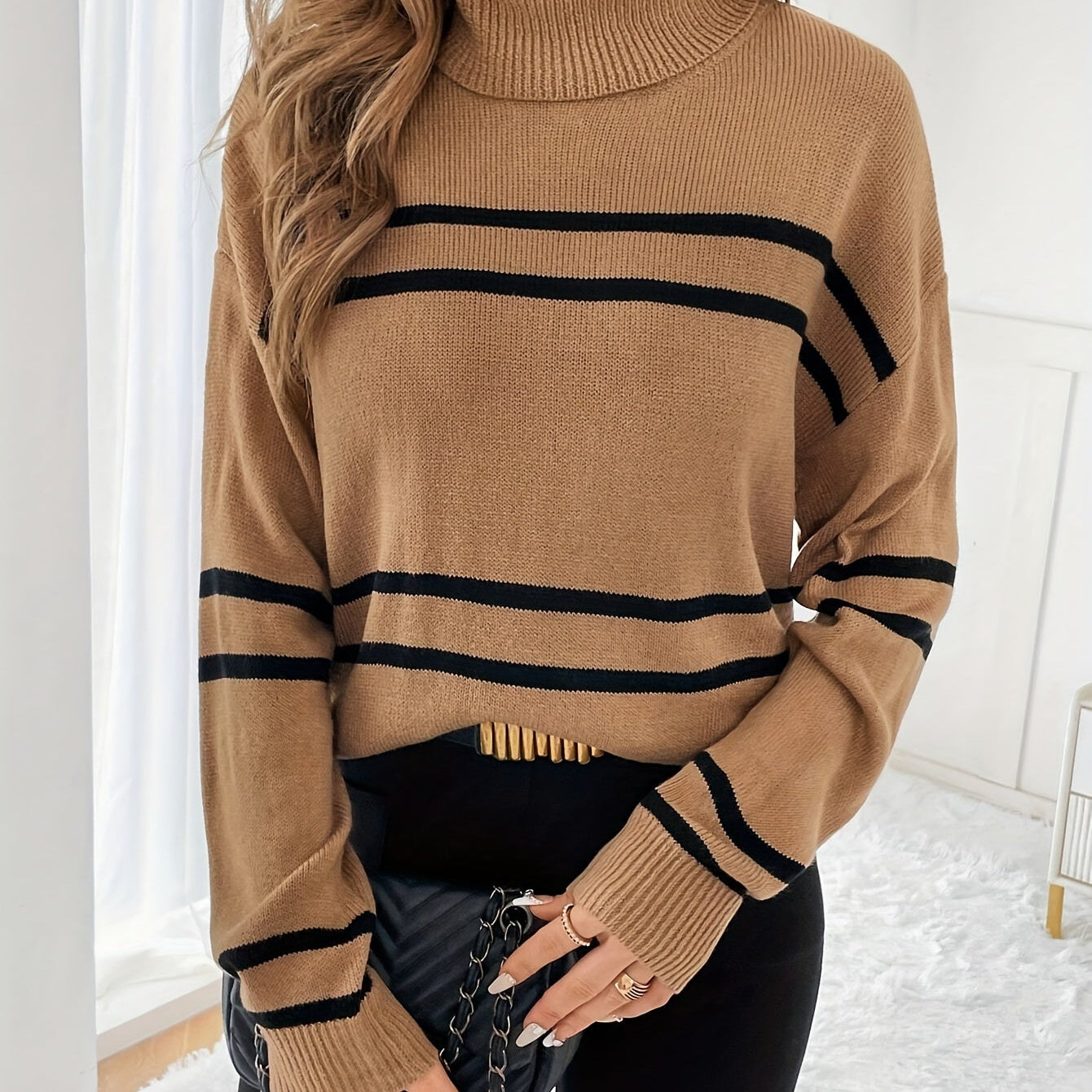 Teodora – Sweter z Wysokim Kołnierzem w Paski