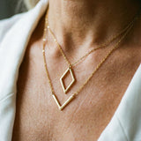 Elegancka kolia z geometrycznym wisiorkiem w kształcie V