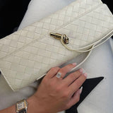 Melanie Clutch z Złotym Detalem Węzła