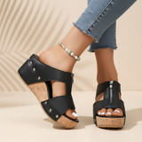 Gigi - Eleganckie sandały na koturnie